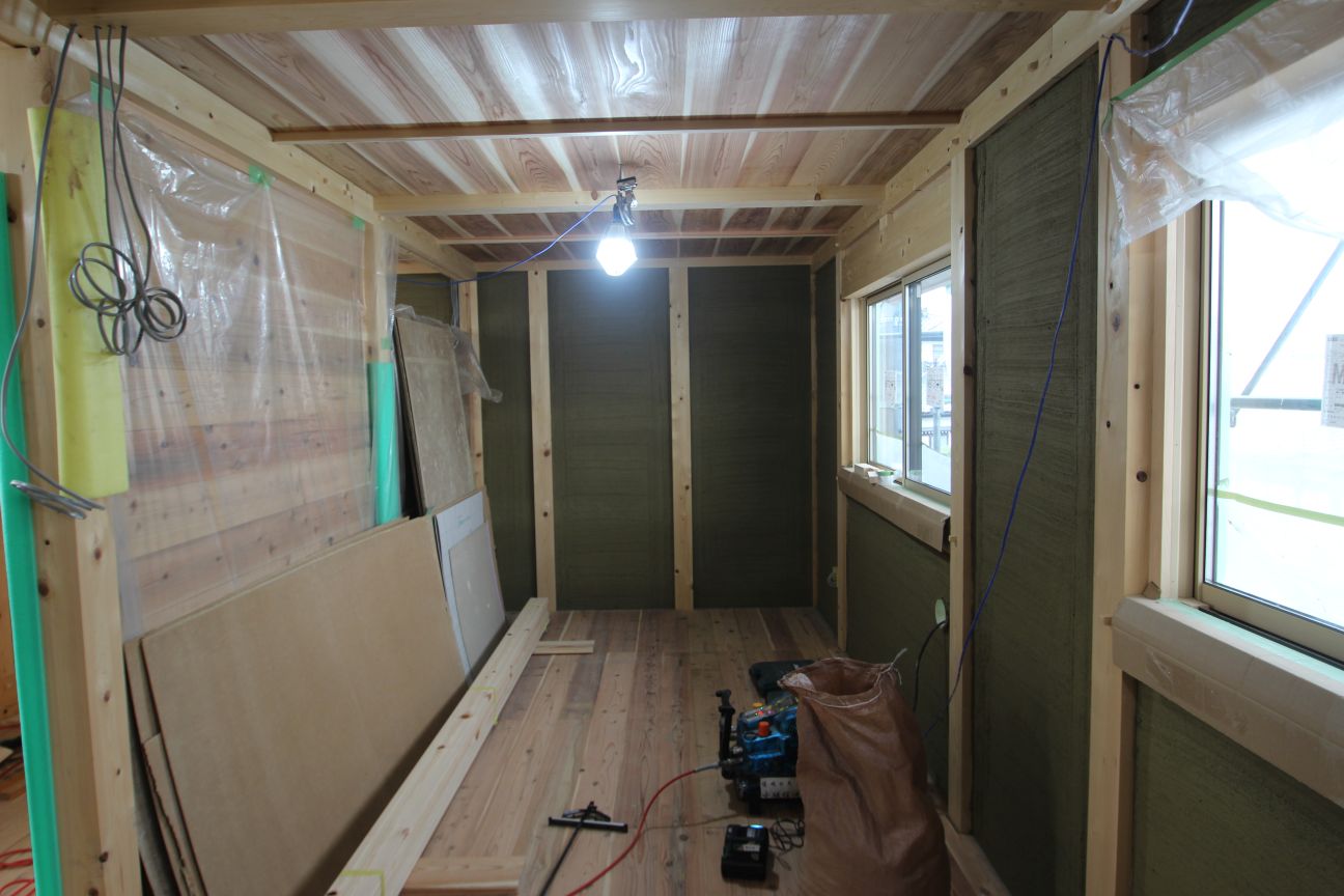 千曲市の家　土壁中塗り完了